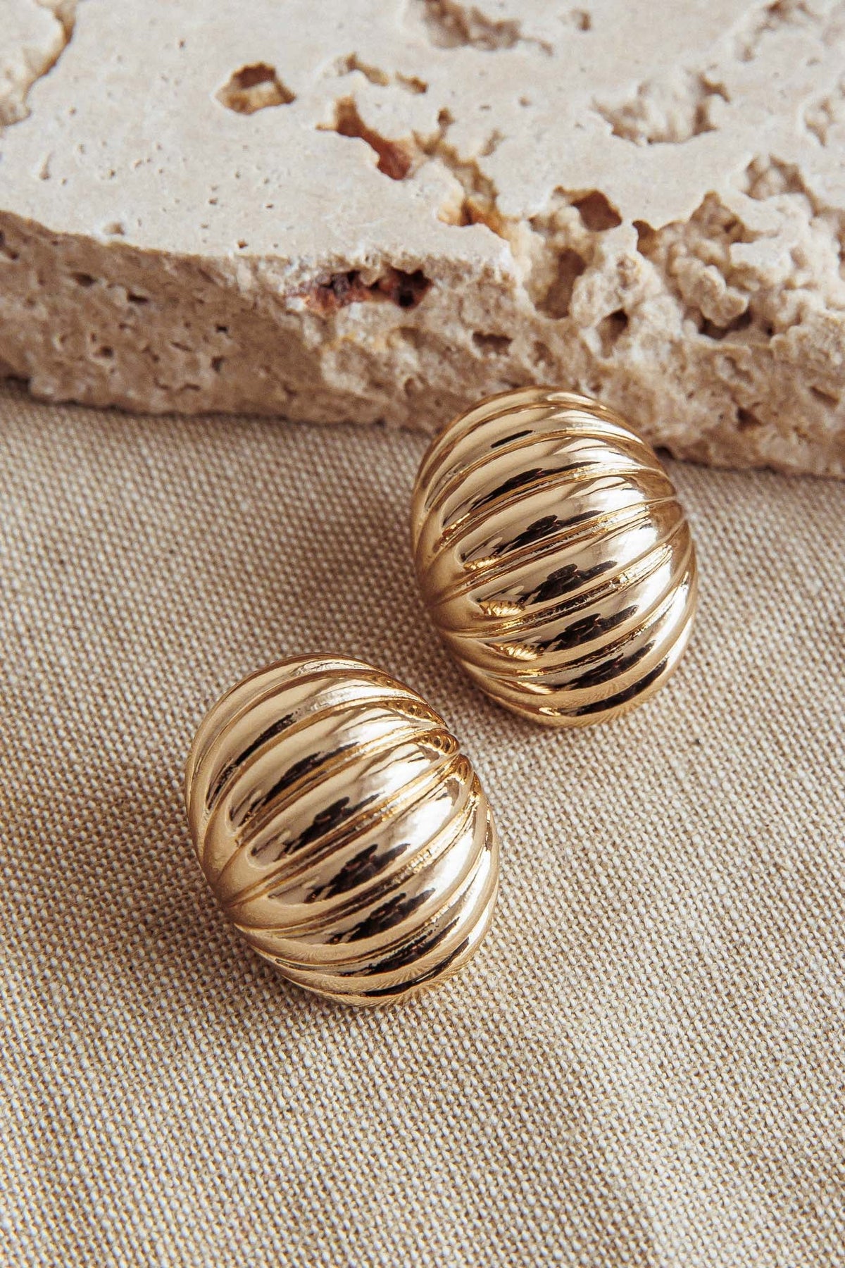 Shelly Ribbed Curve Earrings Gold
